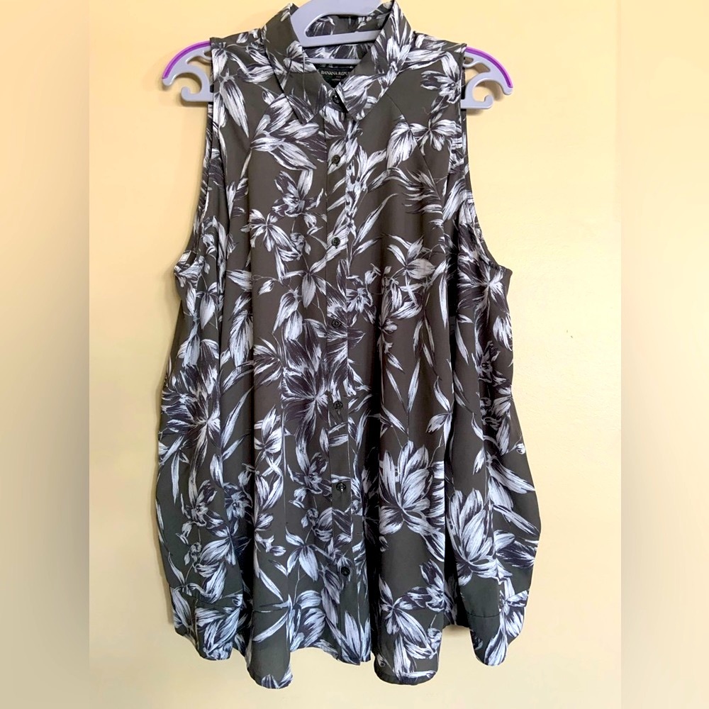 NWOT Banana Republic classic fit cut-out shoulder button down